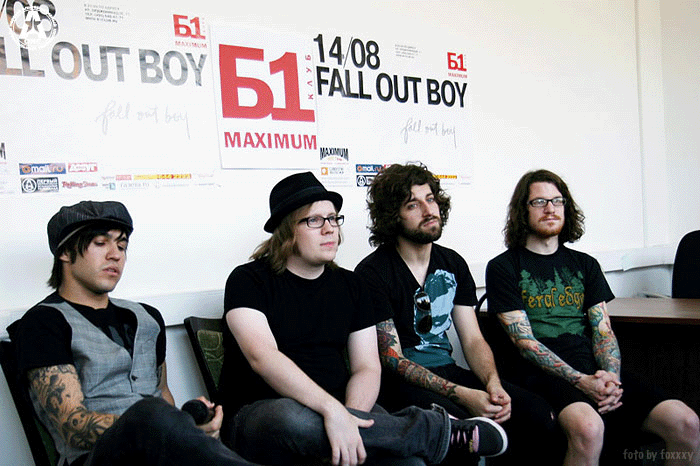 Fall out boy what you did. Группа Fall out boy. Fall out boy концерт. Fall out boy солист. Группа Fall out boy концерт.