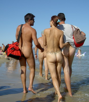 Подборка нудистов которые не скучают на пляже