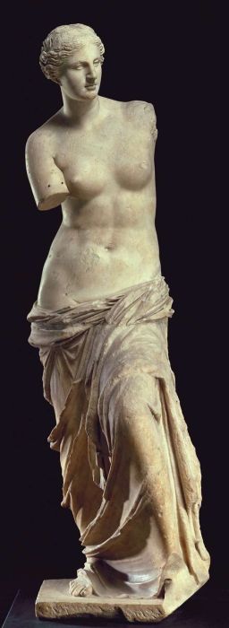 Что все не замечают в фигуре Венеры: напряженная поза, отбитая нога и дыры от украшений