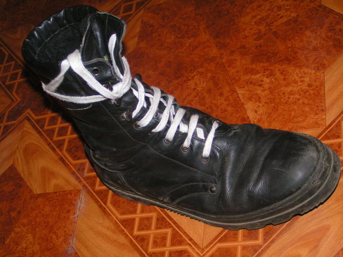 Ботинки с белыми шнурками
