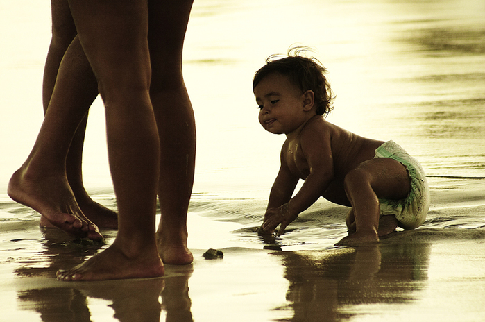 http://img0.liveinternet.ru/images/attach/b/3/16/253/16253805_baby_on_the_beach_by_poivre.jpg