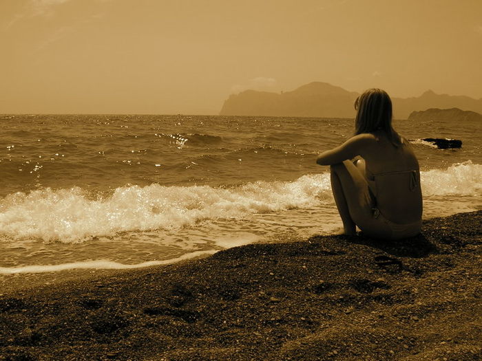 Грустью море не вычерпаешь. Девушка на берегу моря. Одинокая девушка у моря. Девушка ждет у моря. Девушка одна на берегу.