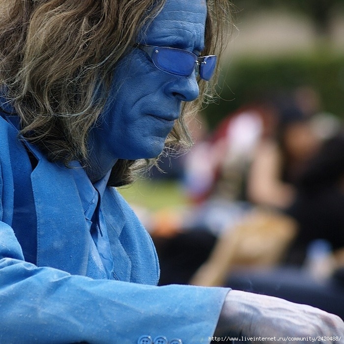 Пол карасон синий человек фото