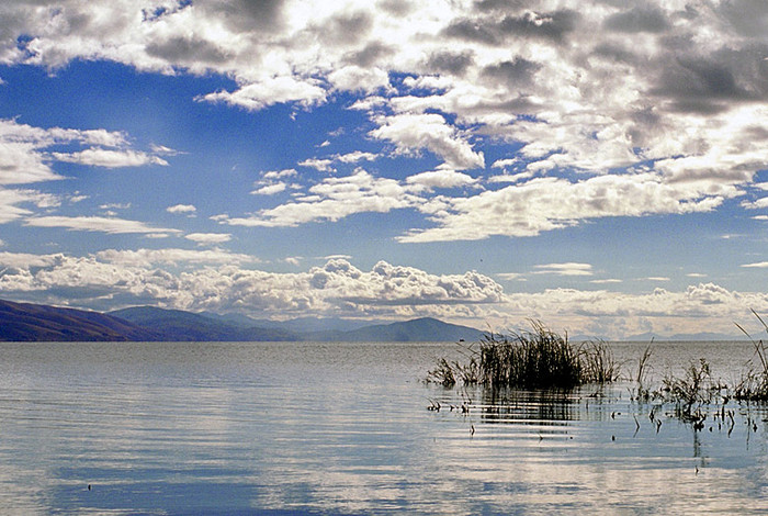 Озеро севан вода. Озеро Севан. Гегамское море. Озеро Севан камни.