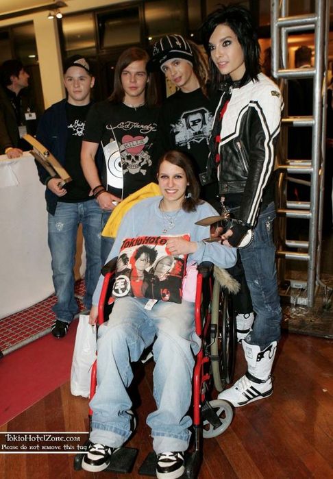 Том каулитц 483 фанатка. Фанаты Tokio Hotel 2007. Tokio Hotel с фанатами. Фанаты Токио хотел.