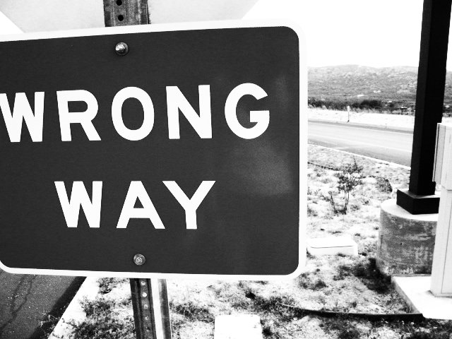 2453102_wrong_way_sign_by_elsasb (640x480, 65Kb)