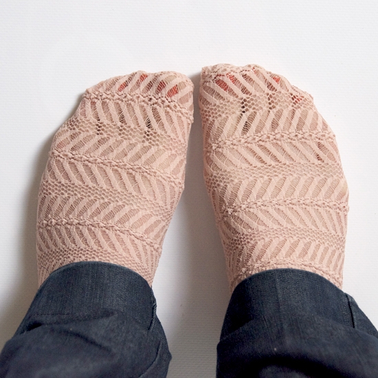 isly-handmade-sewing-lace-socks-tutorial-9-finished (550x550, 232Kb)