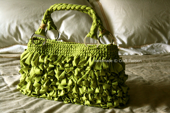 loop-green-bag-on-bed (588x392, 126Kb)