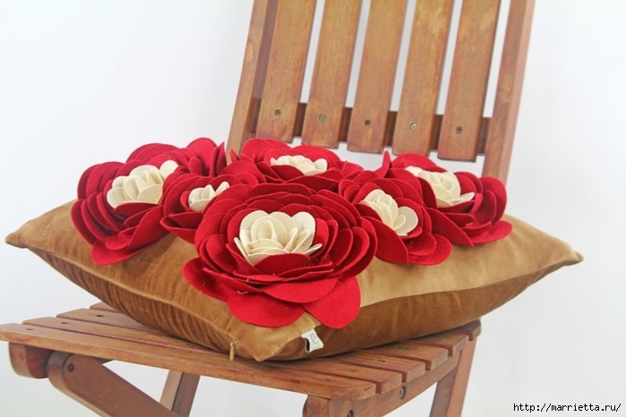 Красивые подушки с цветами из фетра. Идеи и мастер-класс (30) (700x466, 182Kb)