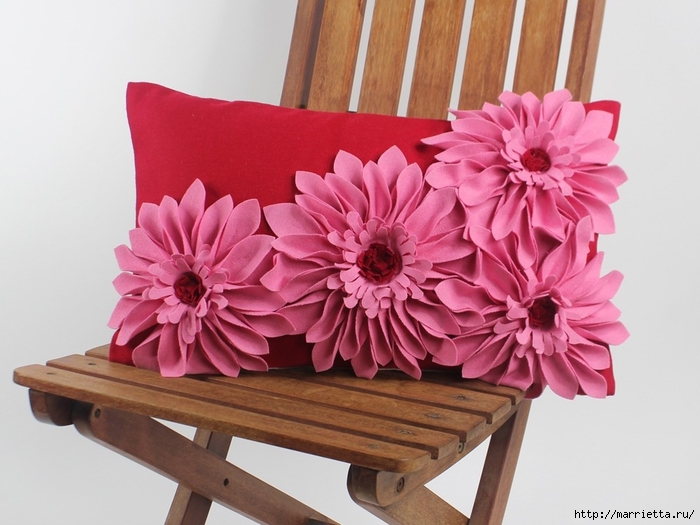 Красивые подушки с цветами из фетра. Идеи и мастер-класс (33) (700x525, 232Kb)