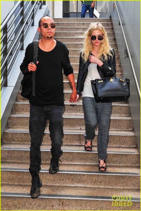 ashlee-simpson-evan-ross-hold-hands-after-new-york-trip-01 (468x700, 129Kb)