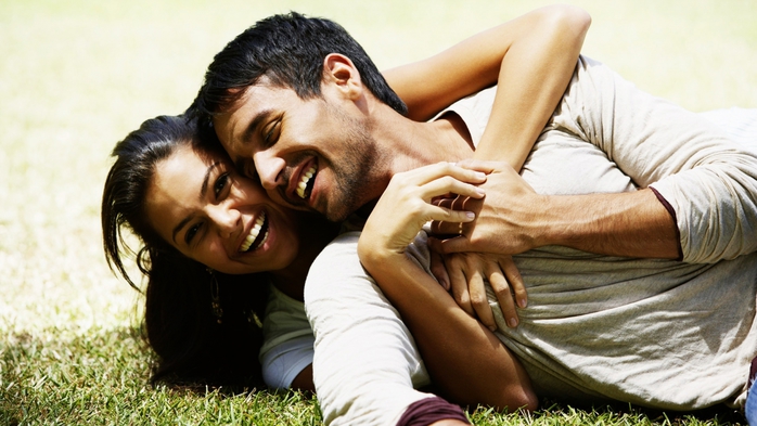 Парень и девушка обнимаются./5185719_Young_Couple_HD1080_14428 (700x393, 218Kb)