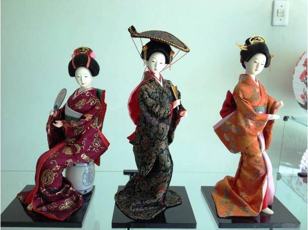 Панно с японскими куклами в технике пэчворка без иголки (1) (620x464, 123Kb)