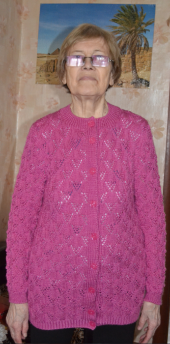 Кофта для бабушки. Пожилая женщина в кофте. Бабушкины кофты. Женпердля пожилых женщин. Бабушка в свитере.