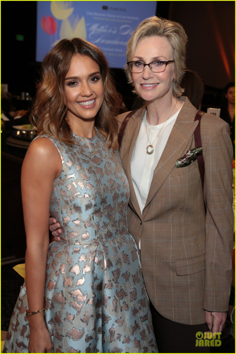 jessica-alba-mother-of-the-year-at-luncheon-02 (468x700, 357Kb)