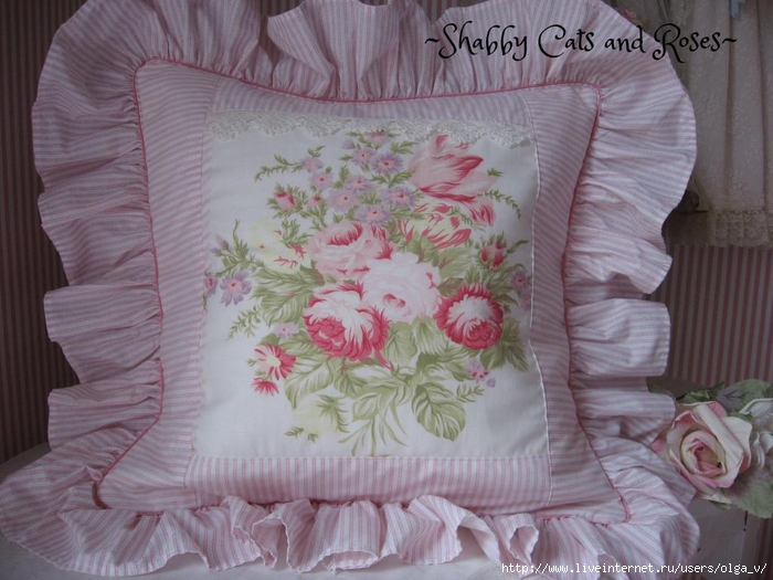 Cottage Barkcloth Roses Bouquet pillow (700x525, 272Kb)
