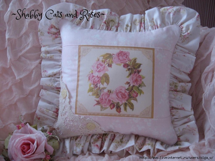Rose Wreath Accent Pillow (700x525, 256Kb)