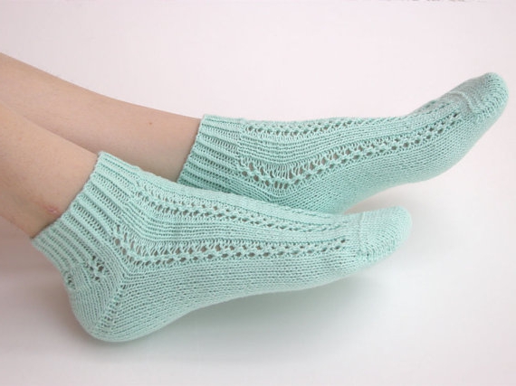 Красивые ажурные носки спицами - 78 фото