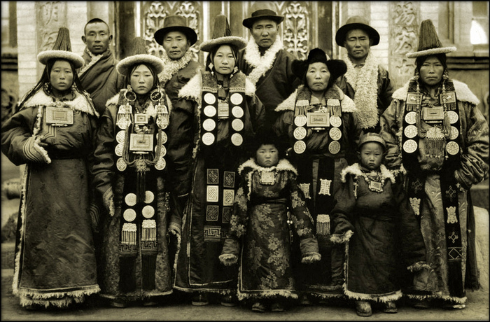 Family_In_Lanchow,_China_1944_Fr._Mark_Tennien_Restored (700x460, 220Kb)