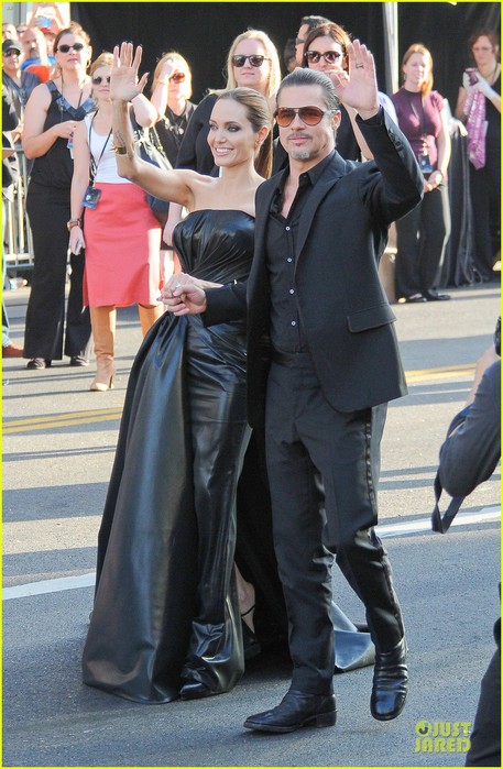 angelina-jolie-brad-pitt-maleficent-premiere-09 (457x700, 104Kb)