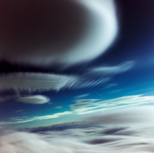 the-cloud-patterns-would-change-so-quickly-yamauchi-often-captured-blurry-images-like-this-one (590x586, 458Kb)
