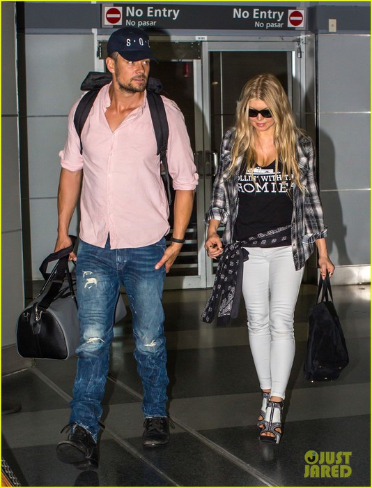 fergie-gets-the-major-giggles-at-the-airport-with-josh-duhamel-01 (534x700, 101Kb)