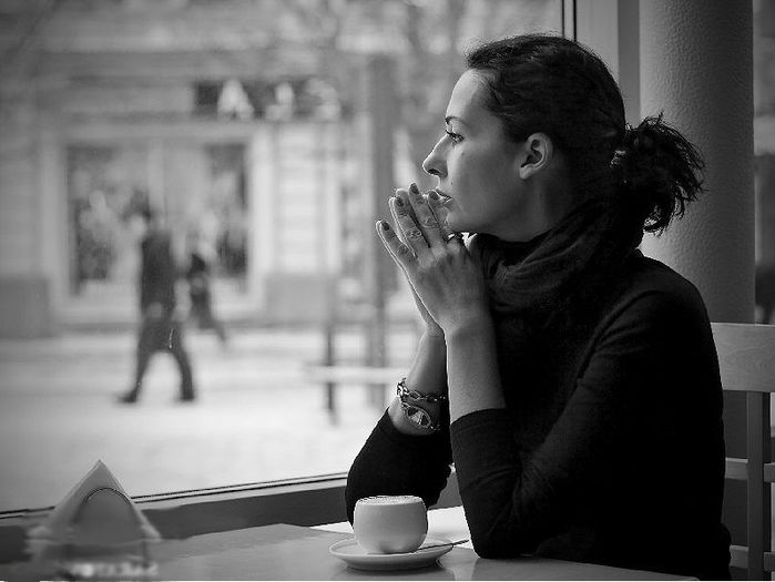 Молчание в трубку. Задумчивая девушка с кофе. Грустная девушка с кофе. Задумчивая девушка с чашкой. Задумчивая женщина сидит.