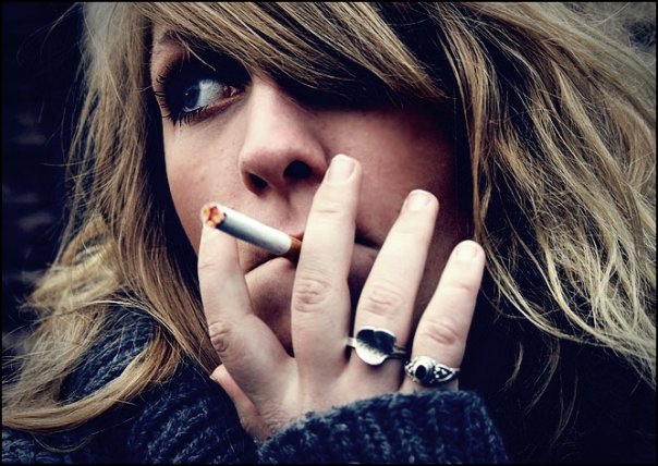 курящие девушки