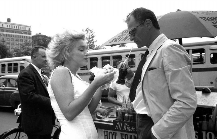 http://img0.liveinternet.ru/images/attach/c/0//44/80/44080605_Marilyn_Monroe__Arthur_Miller_NYC_1957.jpg