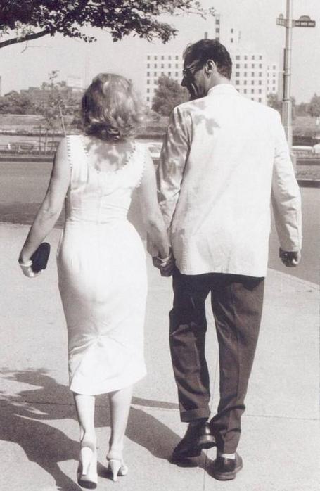 http://img0.liveinternet.ru/images/attach/c/0//44/80/44080697_Marilyn_Monroe__Arthur_Miller_NYC_1957_4.jpg