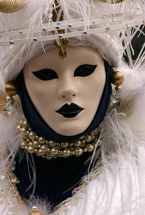 Девушка в венецианской маске показывает красивую попку