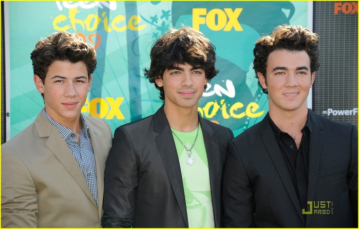 jonas-brothers-tca-awards-06 (699x446, 82Kb)