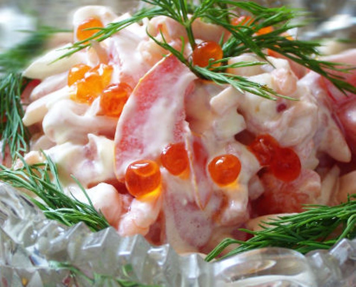 Рецепт салата кальмар креветки икра. Салат из красной рыбы. Салат с малосольной красной рыбой. Салат с креветками и икрой. Салат с кальмаром и семгой.