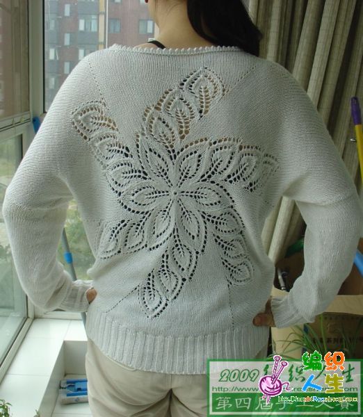 Белый свитер с цветком