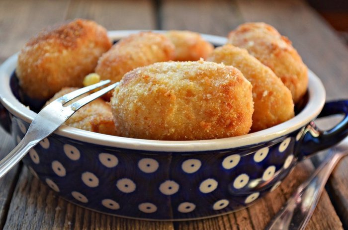 5710130_Kartofelnie_kroketi_s_sirom_i_gribami_v_dyhovke (700x463, 62Kb)
