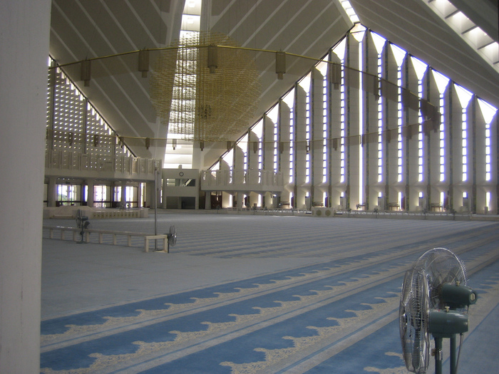Inside_Shah_Faisal_Mosque (700x525, 205Kb)