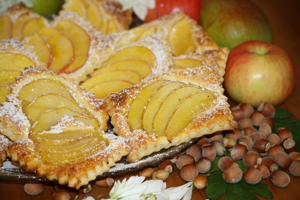 Слоеное тесто с яблоками в духовке рецепт фото