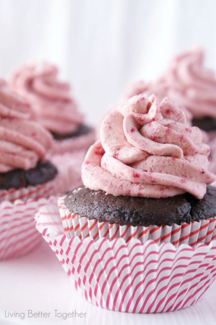 3204404_chocolateraspberryvanillacupcakes3 (426x640, 84Kb)