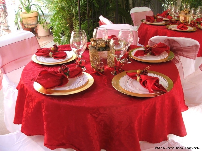Most-beautiful-christmas-decoration-for-table-round-designs-with-red-napery-and-lovely-chairs-and-elegant-napkin-decor-with-luxury-centerpieces-915x686 (700x524, 293Kb)