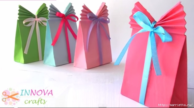 Упаковать подарок в подарочную бумагу