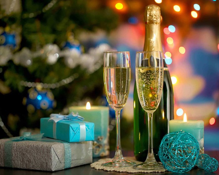 gifts-balls-candles-christmas (700x560, 92Kb)