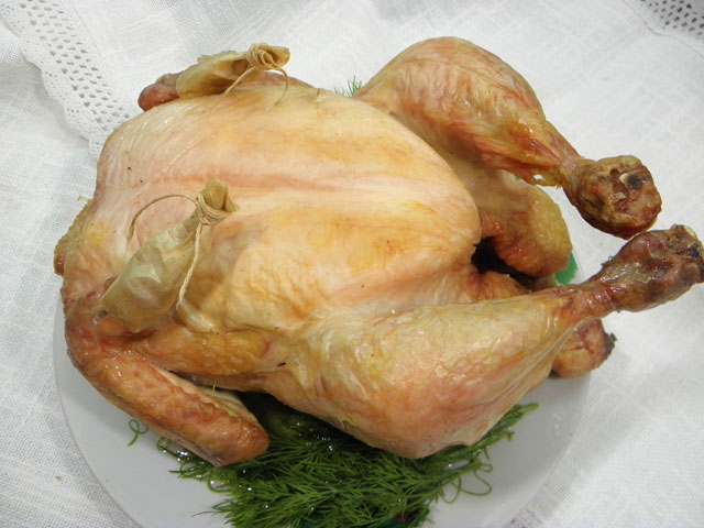 Курица запеченная на соли. Готовая соленая курица. Фотография рецепта курицы на соли. Курица в солёных бантиках.