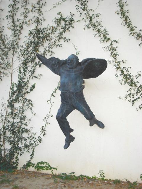 Parajanov_statue,_Tbilisi (480x640, 54Kb)