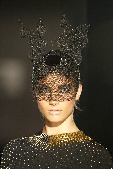 philip-treacy-black-hat-wiftjuth-feather (395x590, 174Kb)