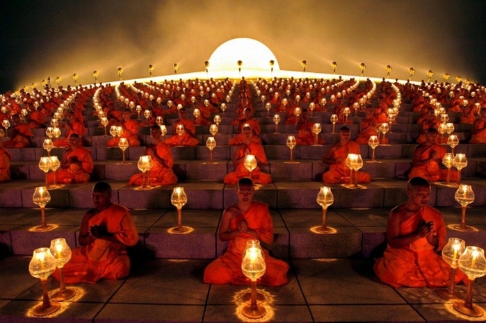 Буддийские монахи (700x465, 259Kb)