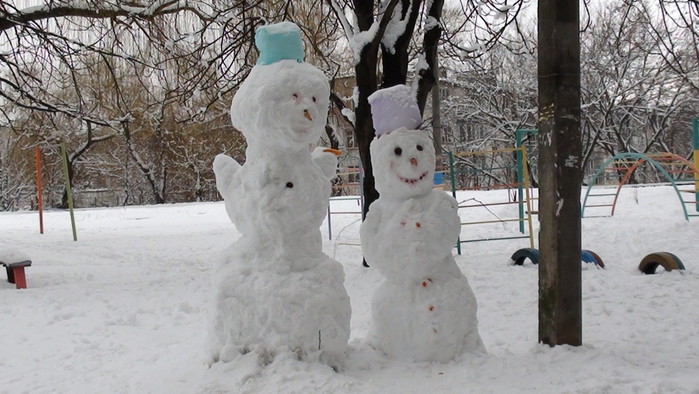 Песня снежная баба. Снеговики на Горке. Снежная баба на санках. Ох зима хороша. Снежные бабы ямы да ухабы.