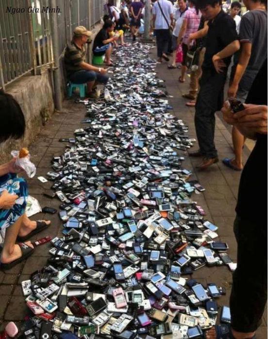 Secondhand-mobile-phone-market-China (552x700, 85Kb)