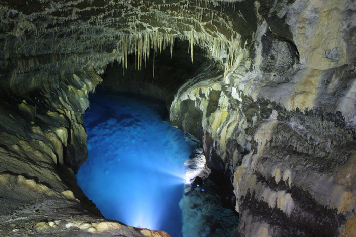 В пещере Yongcheon находится крупное подземное озеро, его могут посетить все желающие! (700x466, 364Kb)