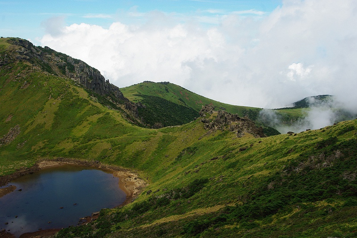 Кратер Hallasan находится в самом центре острова, рядом с вулканом. (700x468, 383Kb)