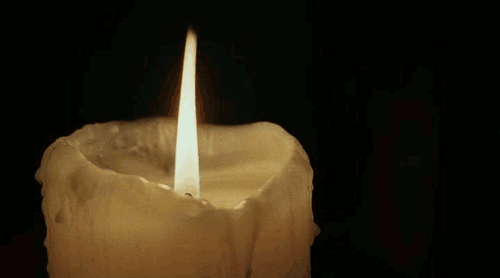 Горящая свеча гаснет в закрытой пробкой банке